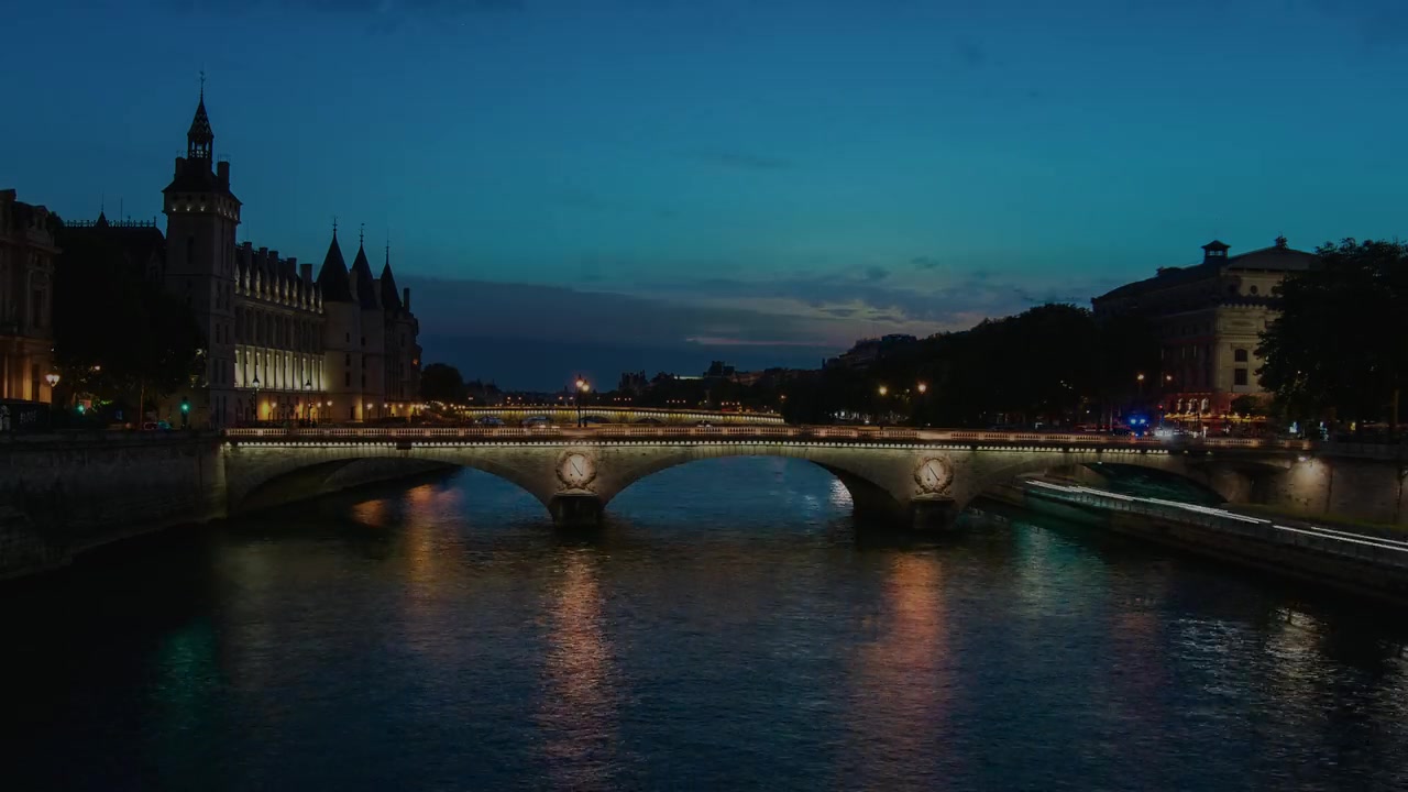 Emily_in_Paris_S01E02_Masculin_Feminin_720p_NF_WEB-DL_DDP5_1_x264-BTN_0214.jpg