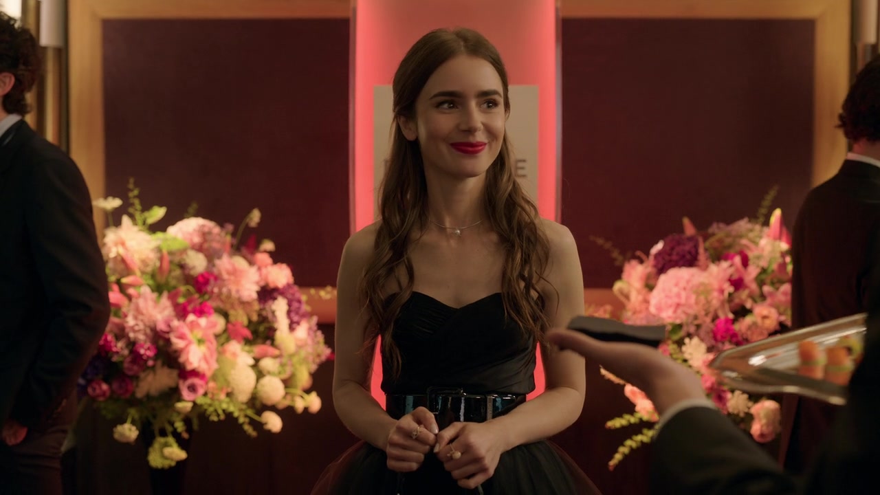 Emily_in_Paris_S01E02_Masculin_Feminin_720p_NF_WEB-DL_DDP5_1_x264-BTN_0221.jpg