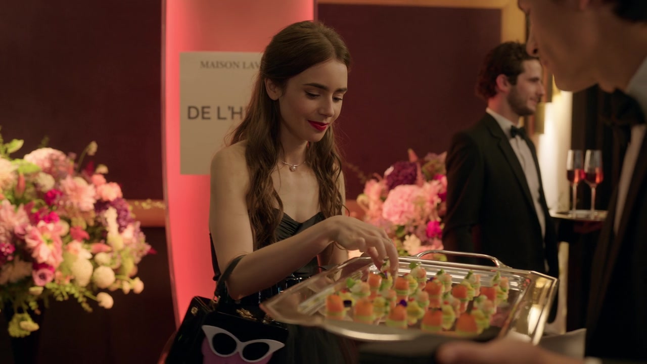 Emily_in_Paris_S01E02_Masculin_Feminin_720p_NF_WEB-DL_DDP5_1_x264-BTN_0223.jpg