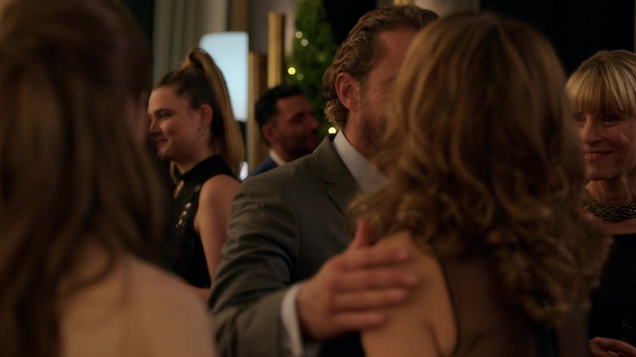 Emily_in_Paris_S01E02_Masculin_Feminin_720p_NF_WEB-DL_DDP5_1_x264-BTN_0240.jpg