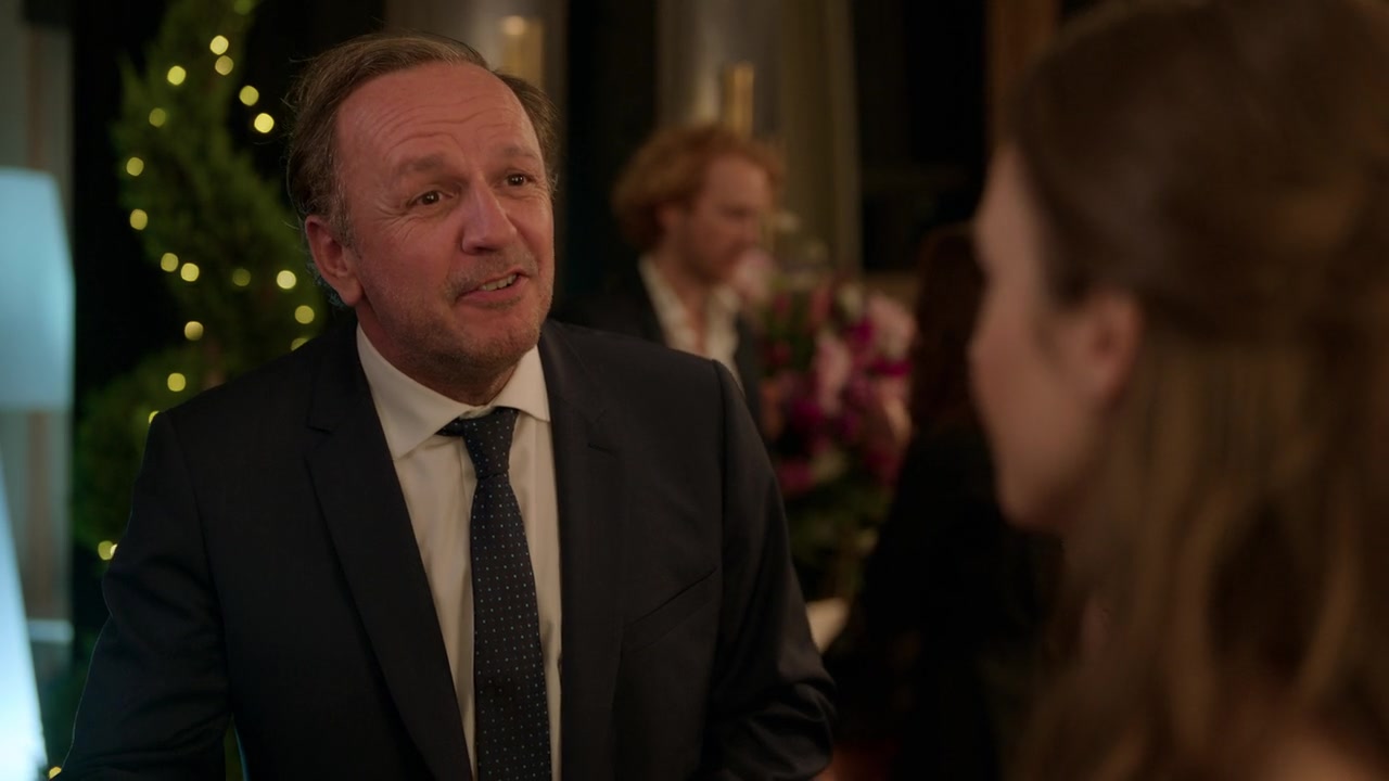 Emily_in_Paris_S01E02_Masculin_Feminin_720p_NF_WEB-DL_DDP5_1_x264-BTN_0251.jpg