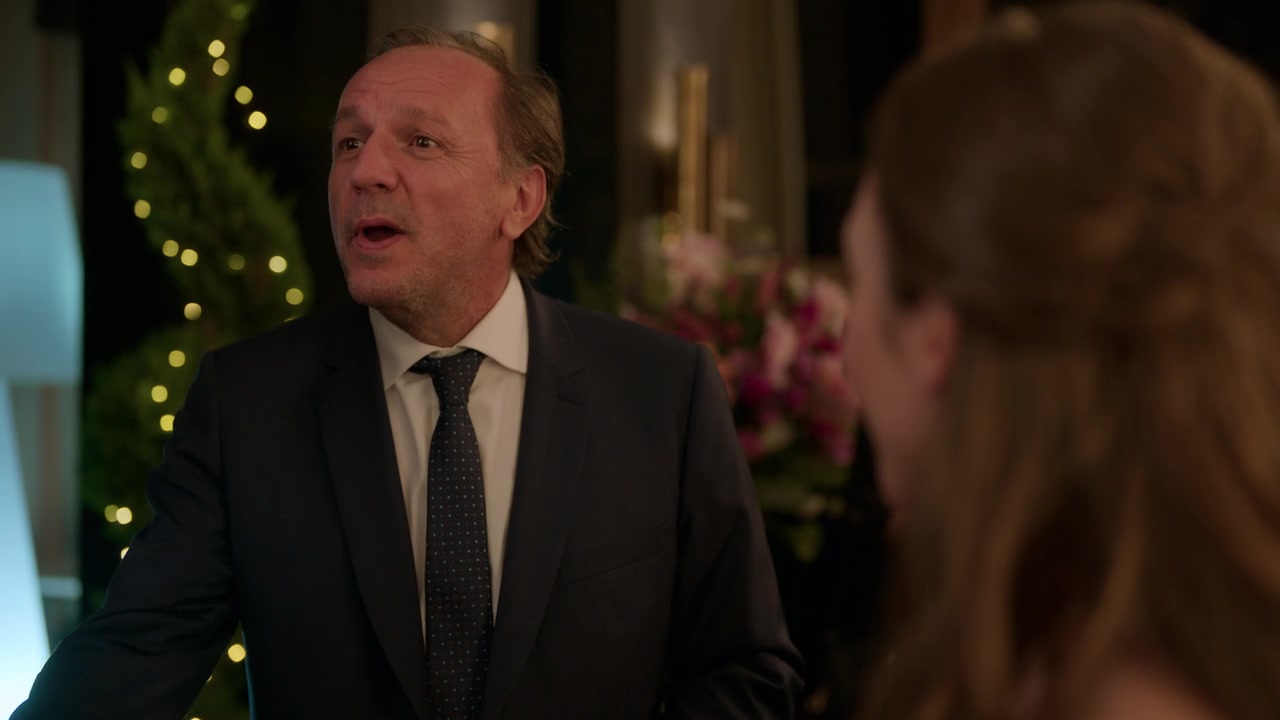 Emily_in_Paris_S01E02_Masculin_Feminin_720p_NF_WEB-DL_DDP5_1_x264-BTN_0301.jpg