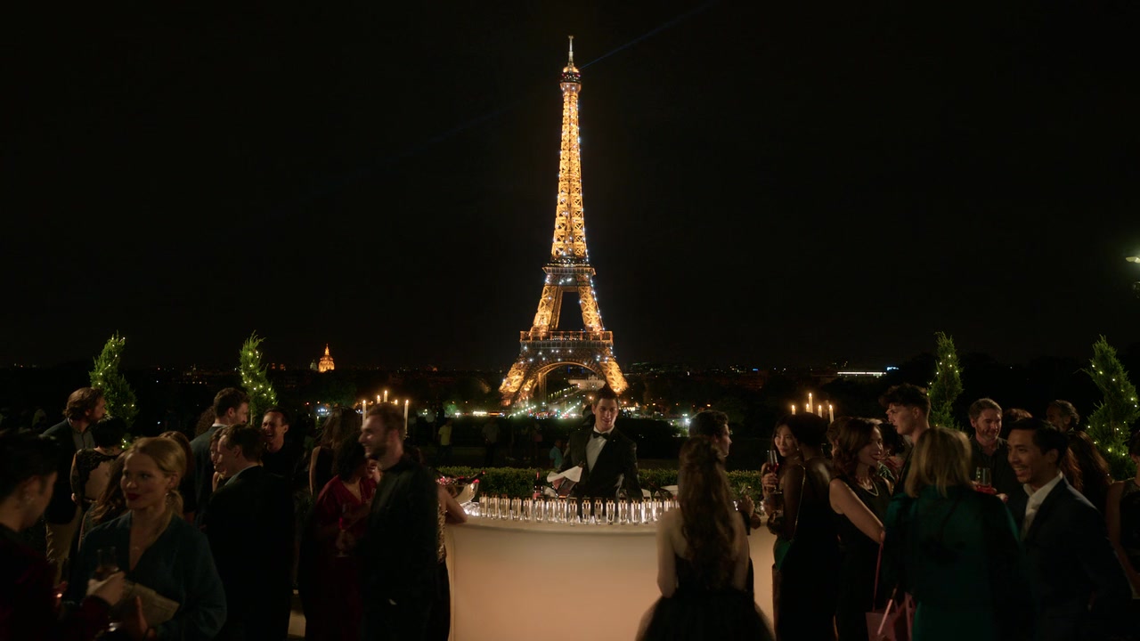 Emily_in_Paris_S01E02_Masculin_Feminin_720p_NF_WEB-DL_DDP5_1_x264-BTN_0319.jpg