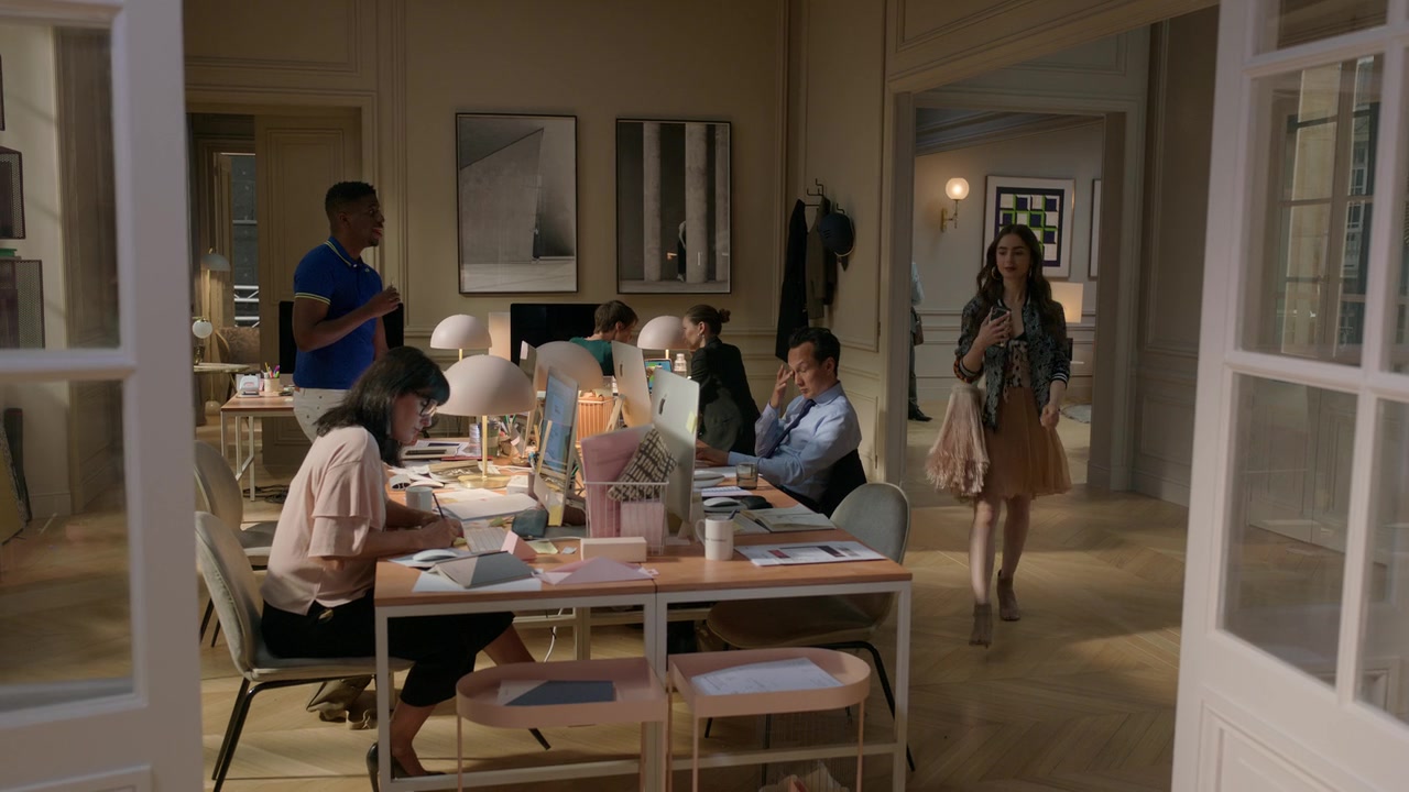 Emily_in_Paris_S01E02_Masculin_Feminin_720p_NF_WEB-DL_DDP5_1_x264-BTN_0453.jpg
