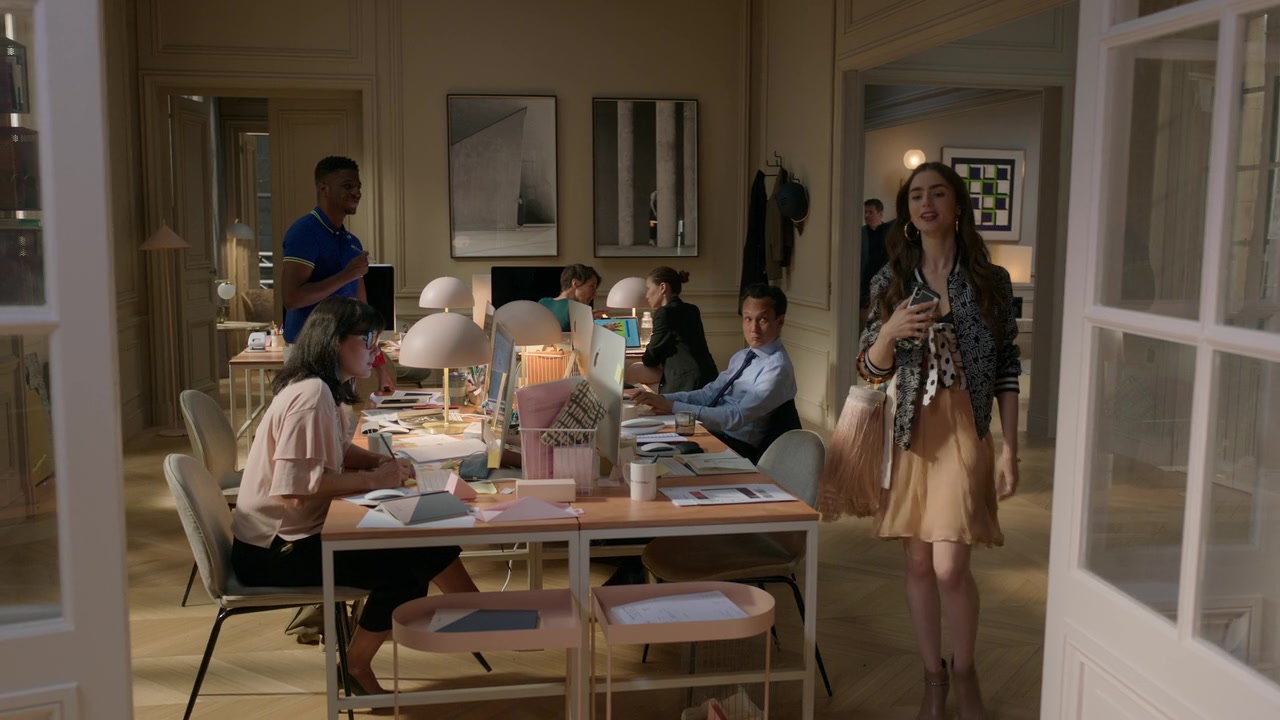 Emily_in_Paris_S01E02_Masculin_Feminin_720p_NF_WEB-DL_DDP5_1_x264-BTN_0454.jpg