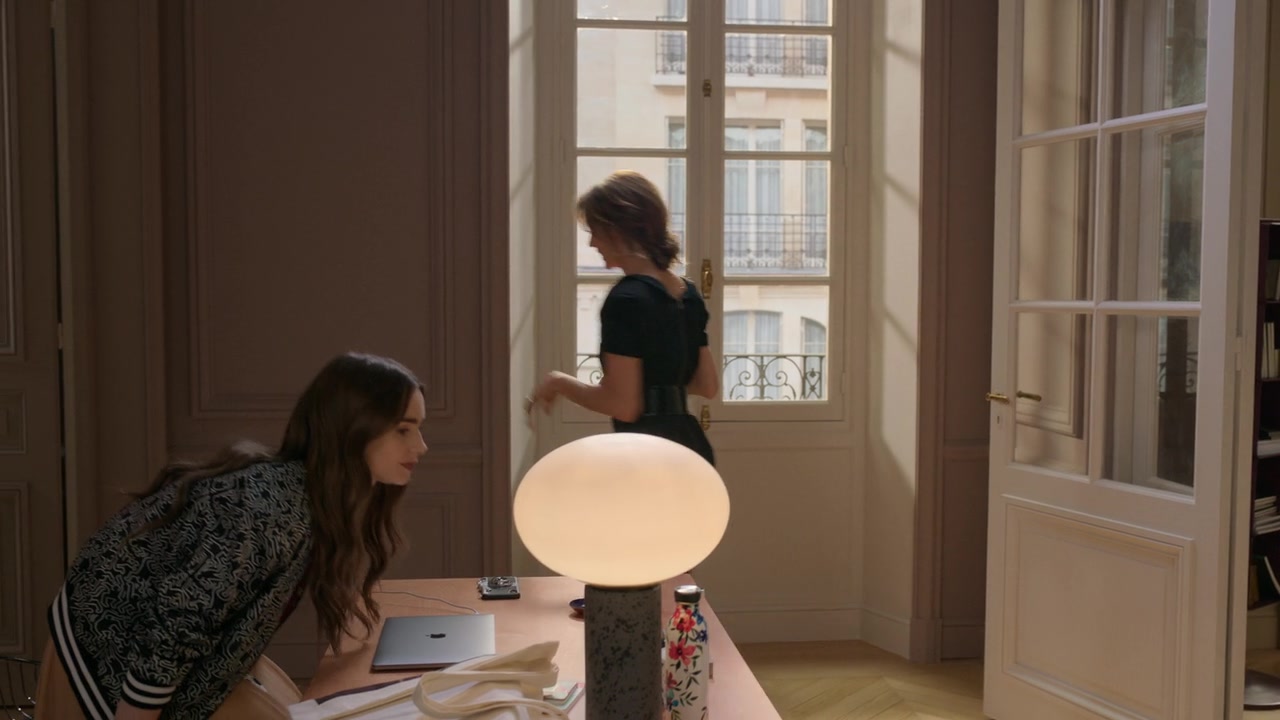 Emily_in_Paris_S01E02_Masculin_Feminin_720p_NF_WEB-DL_DDP5_1_x264-BTN_0499.jpg