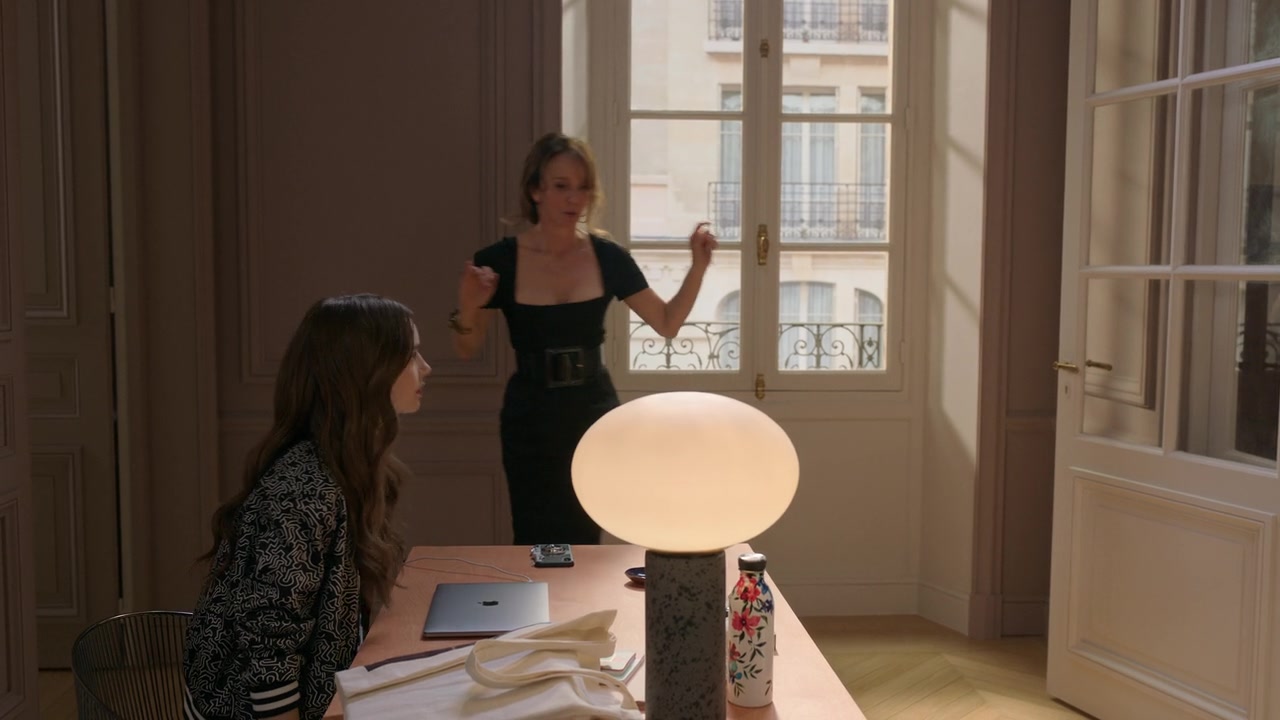 Emily_in_Paris_S01E02_Masculin_Feminin_720p_NF_WEB-DL_DDP5_1_x264-BTN_0500.jpg