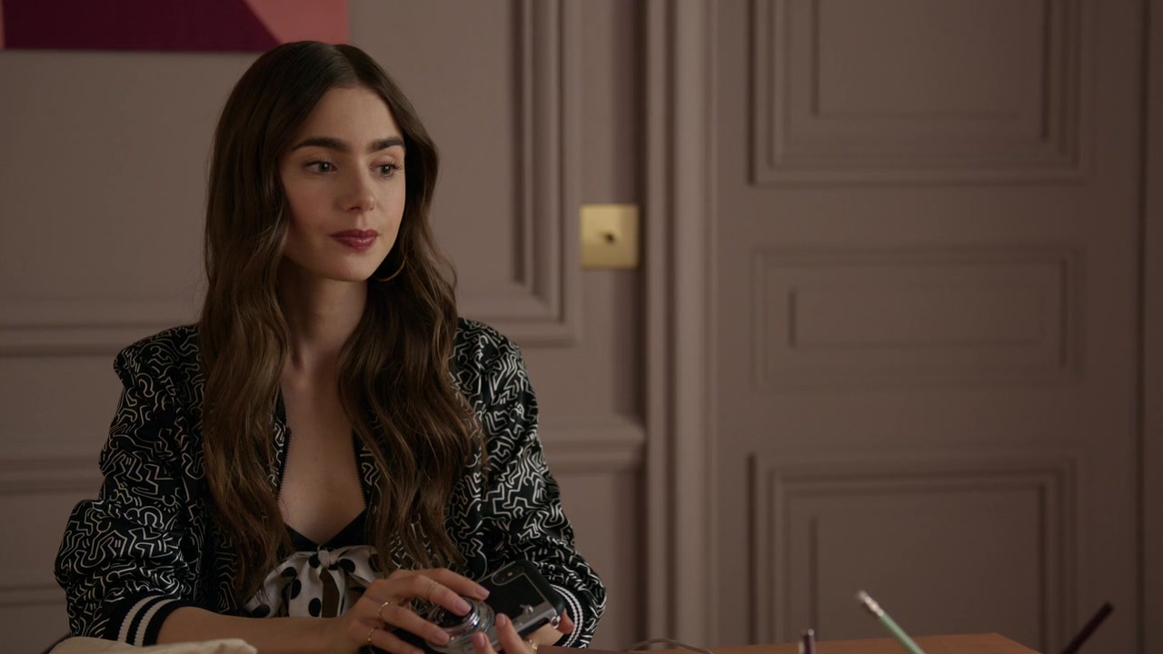 Emily_in_Paris_S01E02_Masculin_Feminin_720p_NF_WEB-DL_DDP5_1_x264-BTN_0565.jpg