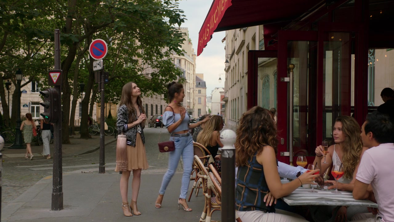 Emily_in_Paris_S01E02_Masculin_Feminin_720p_NF_WEB-DL_DDP5_1_x264-BTN_0601.jpg