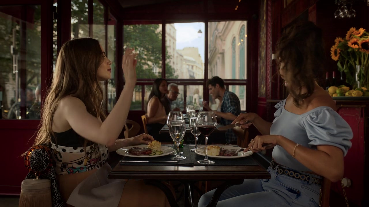 Emily_in_Paris_S01E02_Masculin_Feminin_720p_NF_WEB-DL_DDP5_1_x264-BTN_0654.jpg