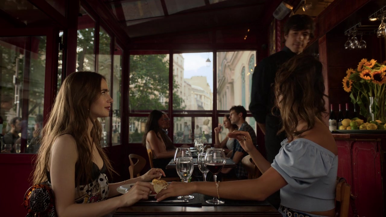 Emily_in_Paris_S01E02_Masculin_Feminin_720p_NF_WEB-DL_DDP5_1_x264-BTN_0685.jpg