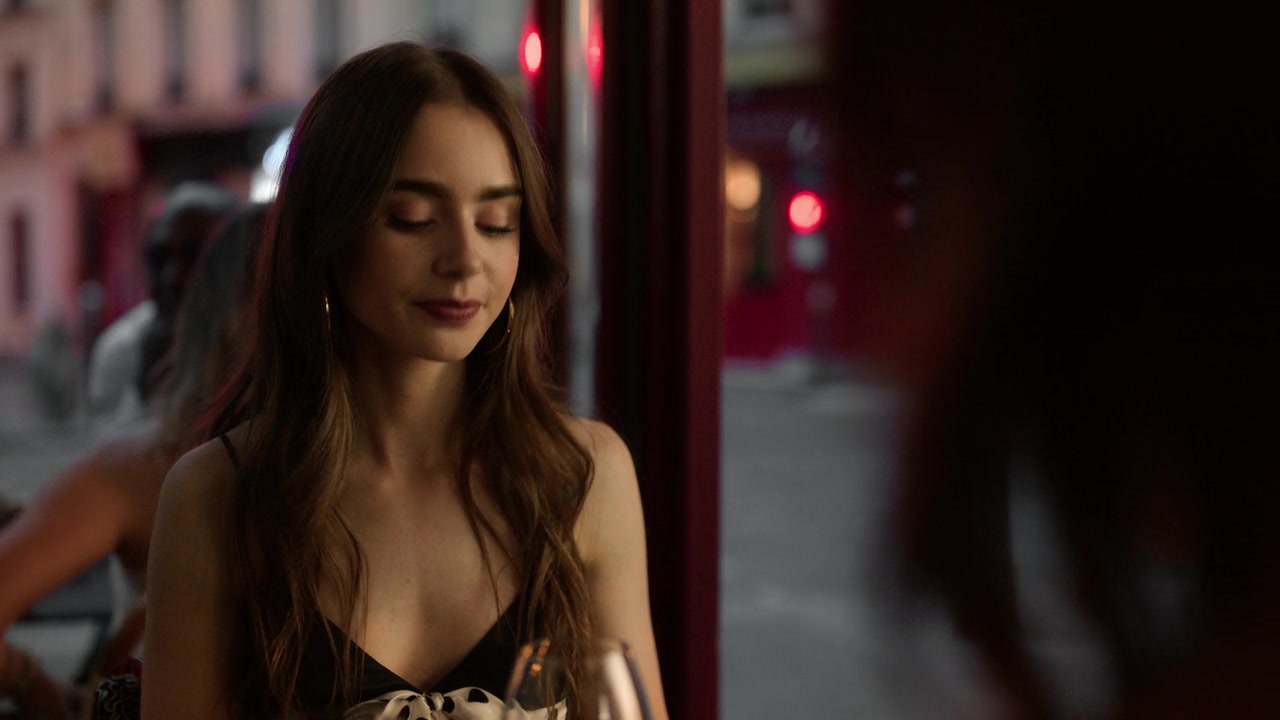 Emily_in_Paris_S01E02_Masculin_Feminin_720p_NF_WEB-DL_DDP5_1_x264-BTN_0693.jpg