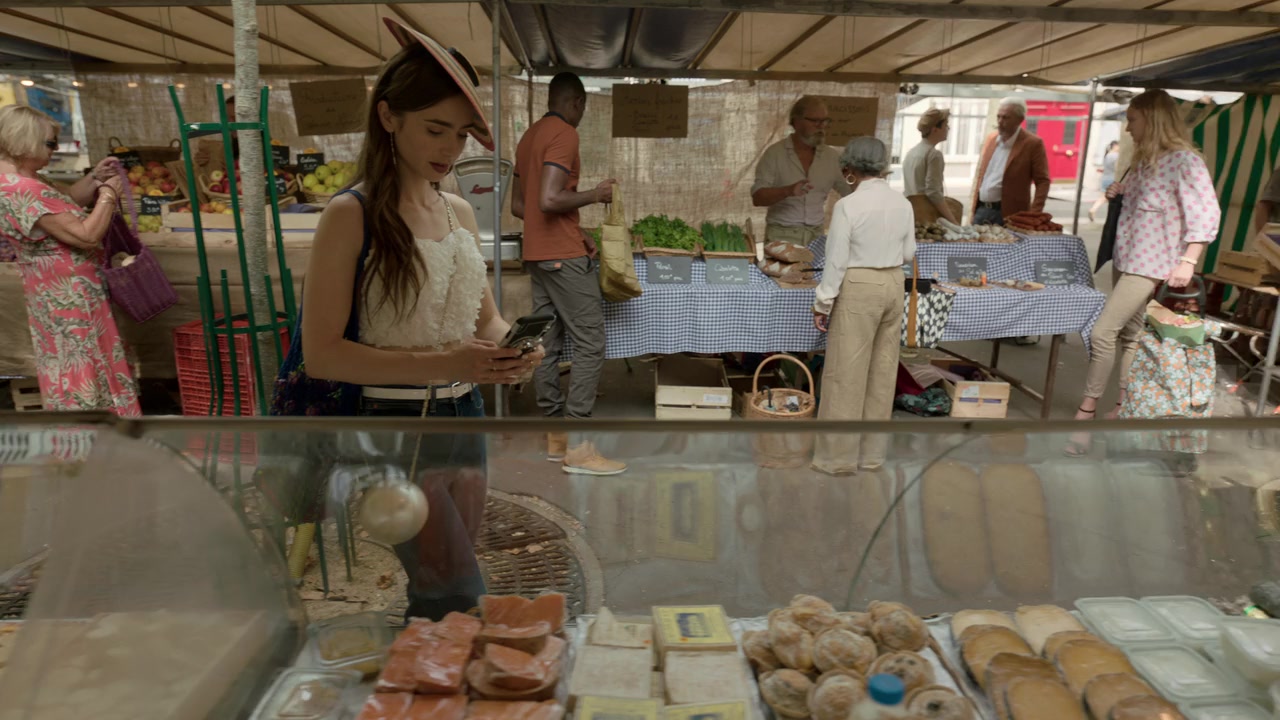 Emily_in_Paris_S01E02_Masculin_Feminin_720p_NF_WEB-DL_DDP5_1_x264-BTN_0743.jpg