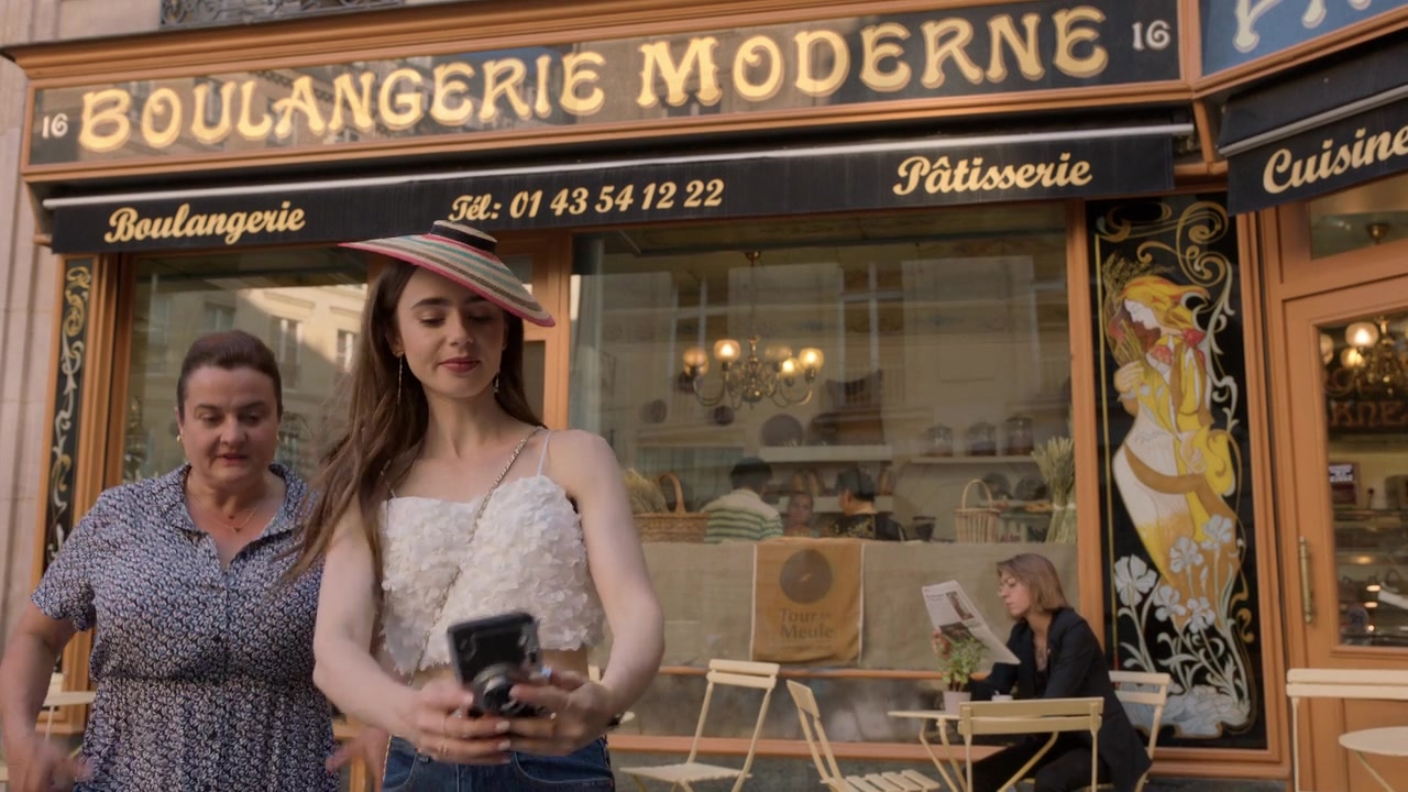 Emily_in_Paris_S01E02_Masculin_Feminin_720p_NF_WEB-DL_DDP5_1_x264-BTN_0751.jpg