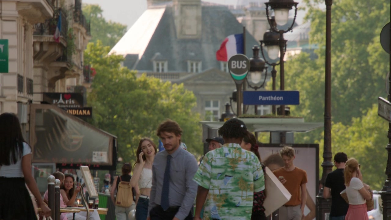 Emily_in_Paris_S01E02_Masculin_Feminin_720p_NF_WEB-DL_DDP5_1_x264-BTN_0759.jpg