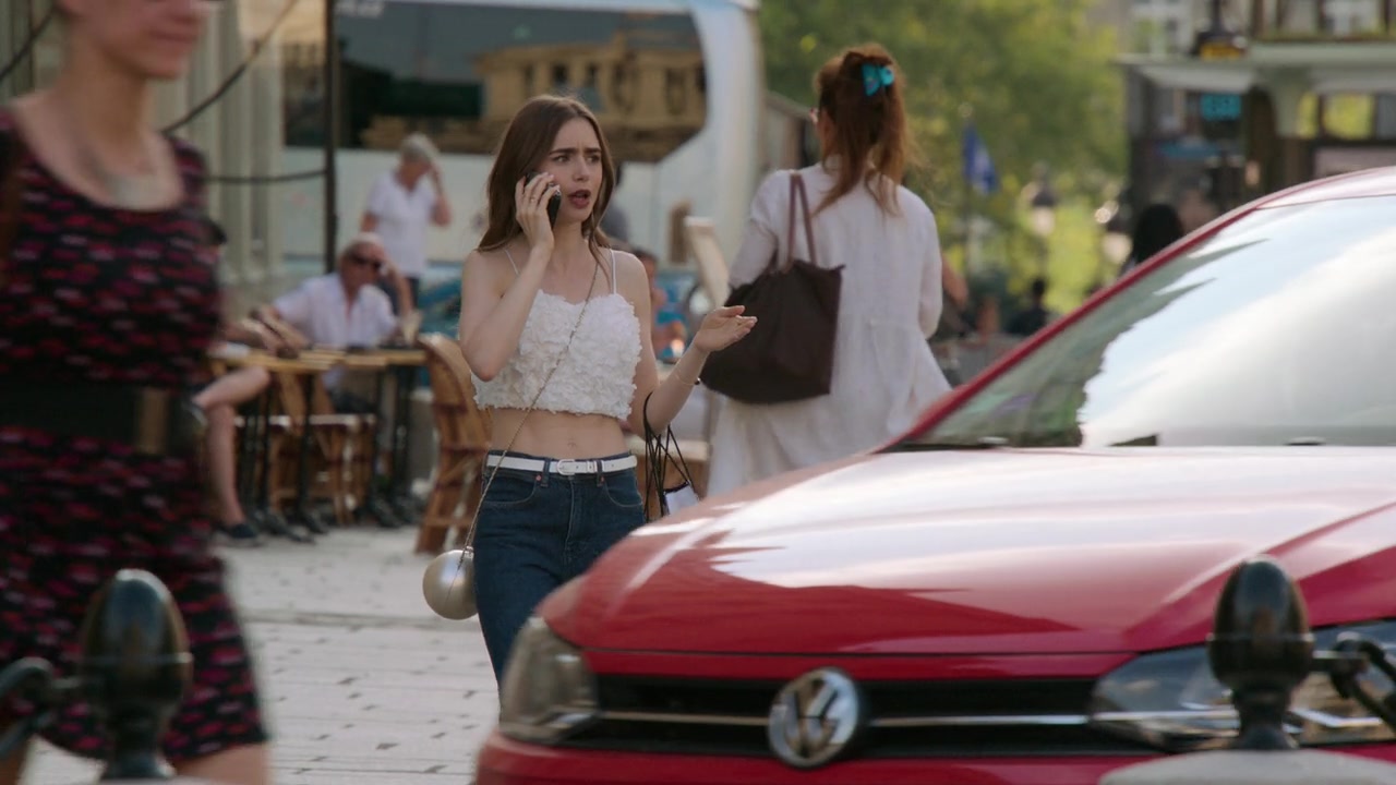 Emily_in_Paris_S01E02_Masculin_Feminin_720p_NF_WEB-DL_DDP5_1_x264-BTN_0779.jpg