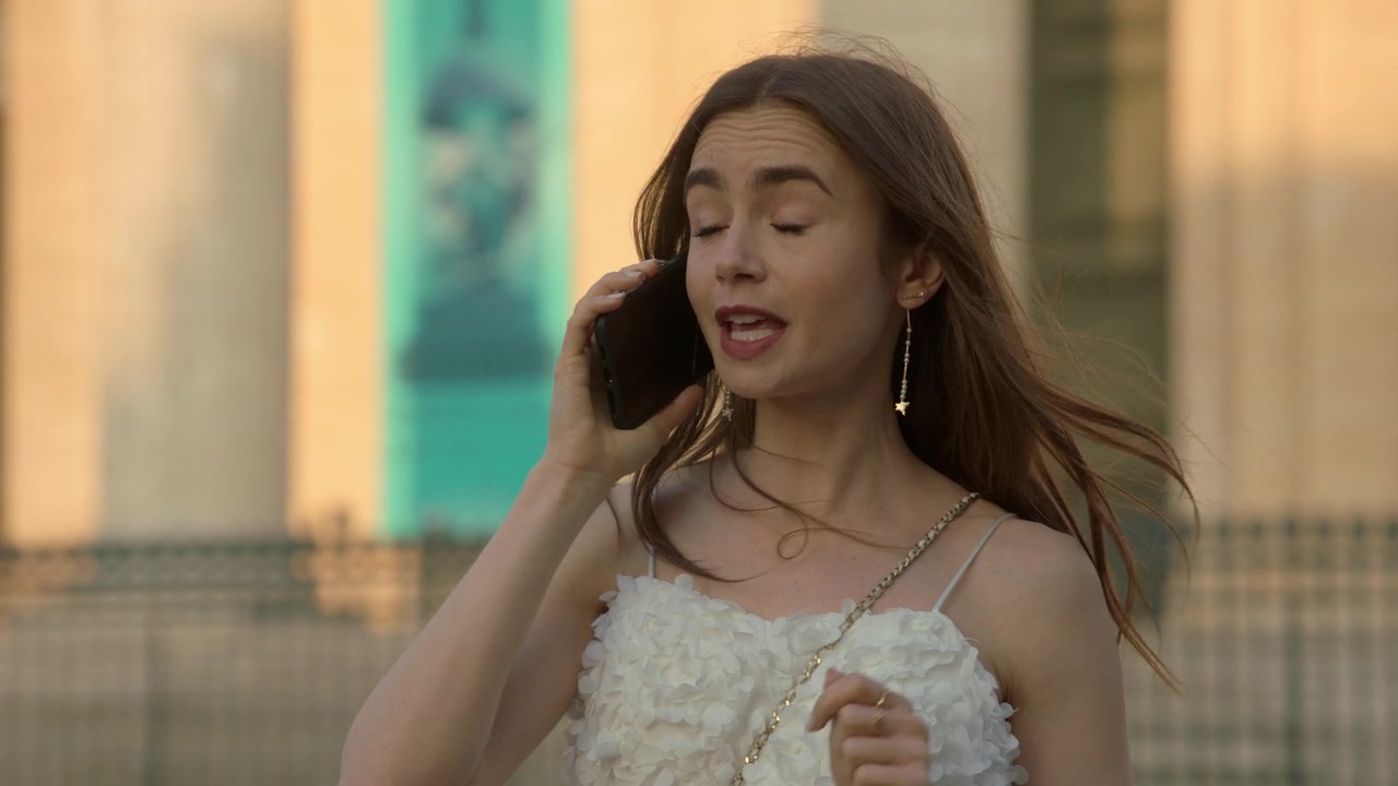 Emily_in_Paris_S01E02_Masculin_Feminin_720p_NF_WEB-DL_DDP5_1_x264-BTN_0824.jpg