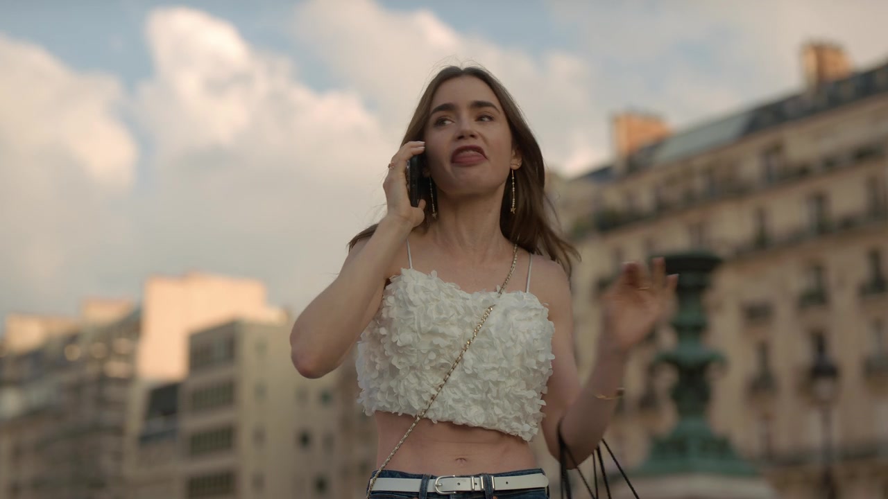 Emily_in_Paris_S01E02_Masculin_Feminin_720p_NF_WEB-DL_DDP5_1_x264-BTN_0836.jpg