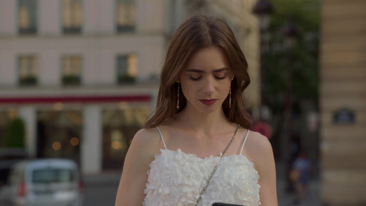 Emily_in_Paris_S01E02_Masculin_Feminin_720p_NF_WEB-DL_DDP5_1_x264-BTN_0847.jpg