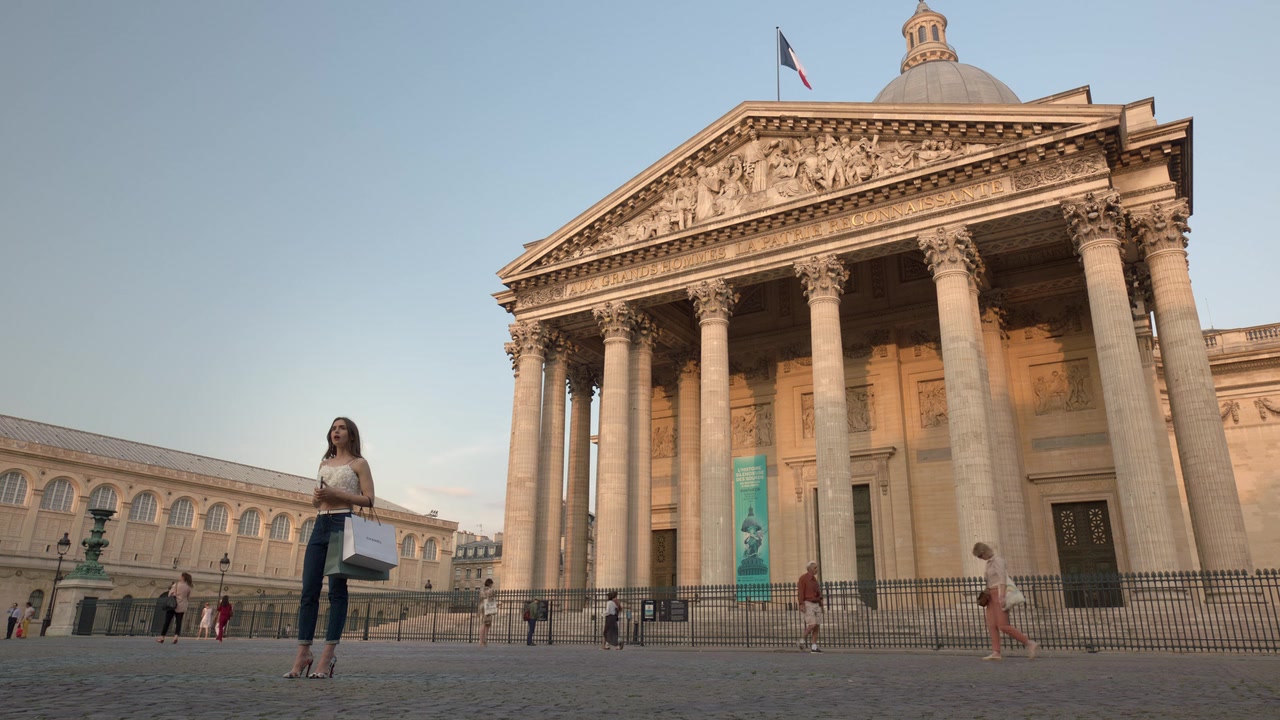 Emily_in_Paris_S01E02_Masculin_Feminin_720p_NF_WEB-DL_DDP5_1_x264-BTN_0849.jpg