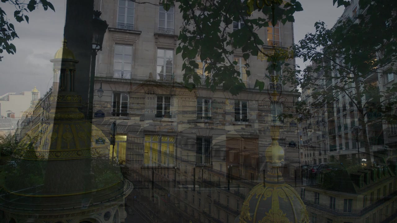 Emily_in_Paris_S01E02_Masculin_Feminin_720p_NF_WEB-DL_DDP5_1_x264-BTN_0856.jpg