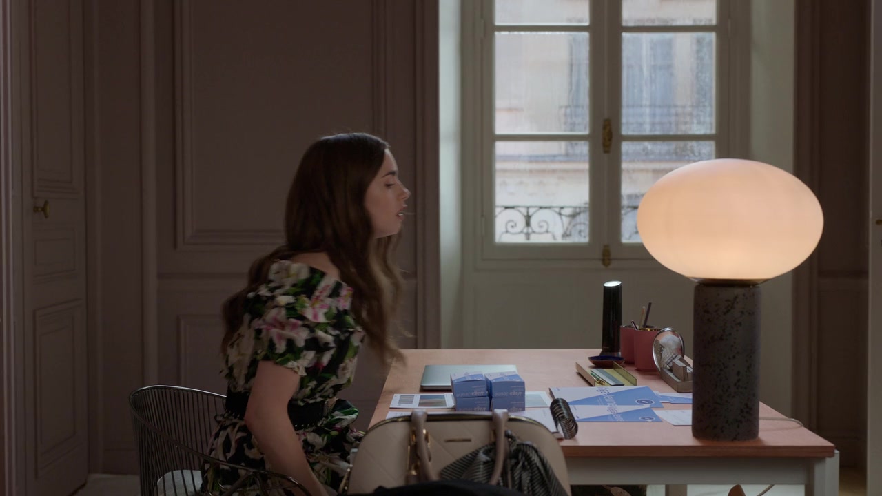 Emily_in_Paris_S01E02_Masculin_Feminin_720p_NF_WEB-DL_DDP5_1_x264-BTN_0885.jpg
