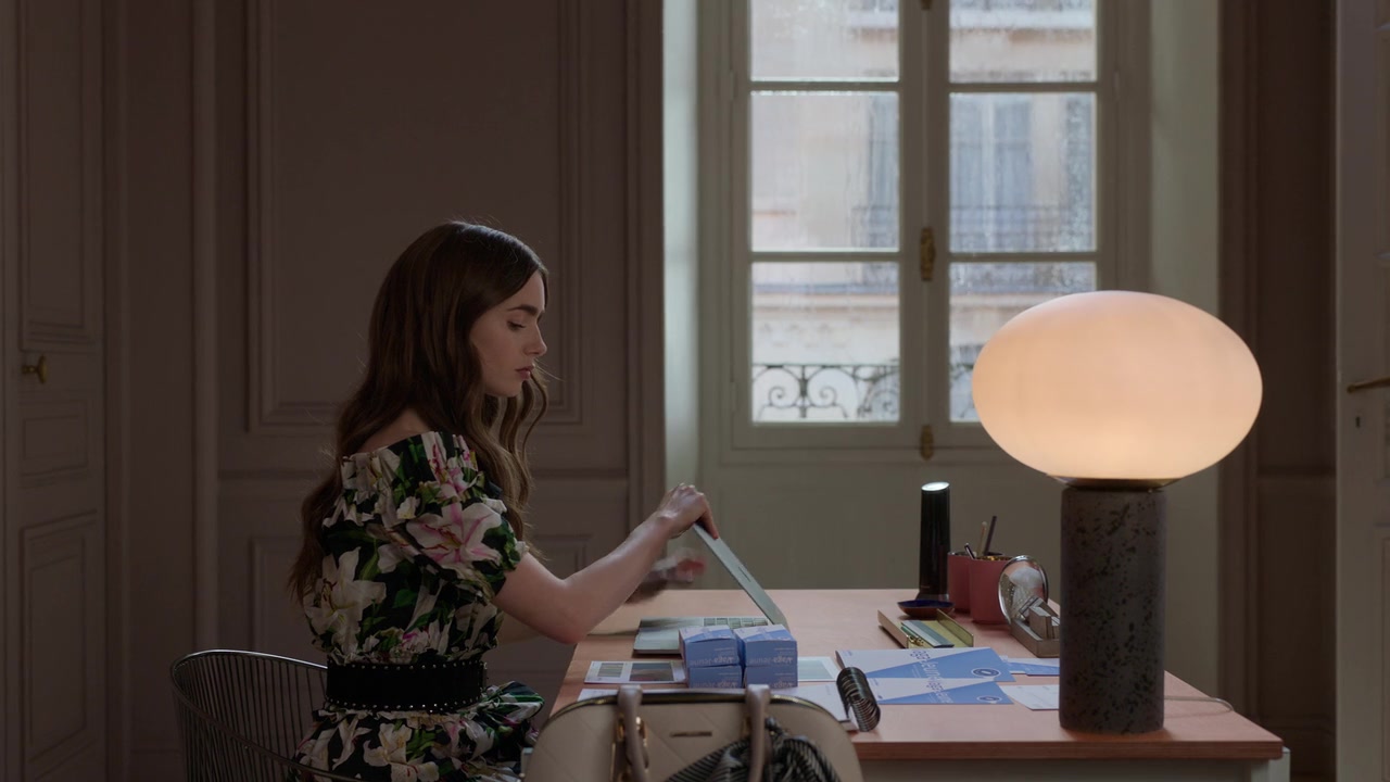 Emily_in_Paris_S01E02_Masculin_Feminin_720p_NF_WEB-DL_DDP5_1_x264-BTN_0893.jpg