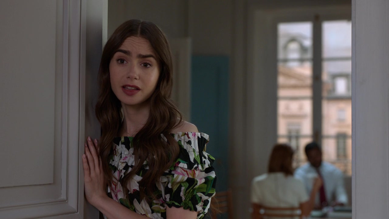 Emily_in_Paris_S01E02_Masculin_Feminin_720p_NF_WEB-DL_DDP5_1_x264-BTN_0933.jpg