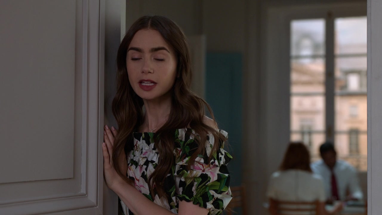 Emily_in_Paris_S01E02_Masculin_Feminin_720p_NF_WEB-DL_DDP5_1_x264-BTN_0935.jpg