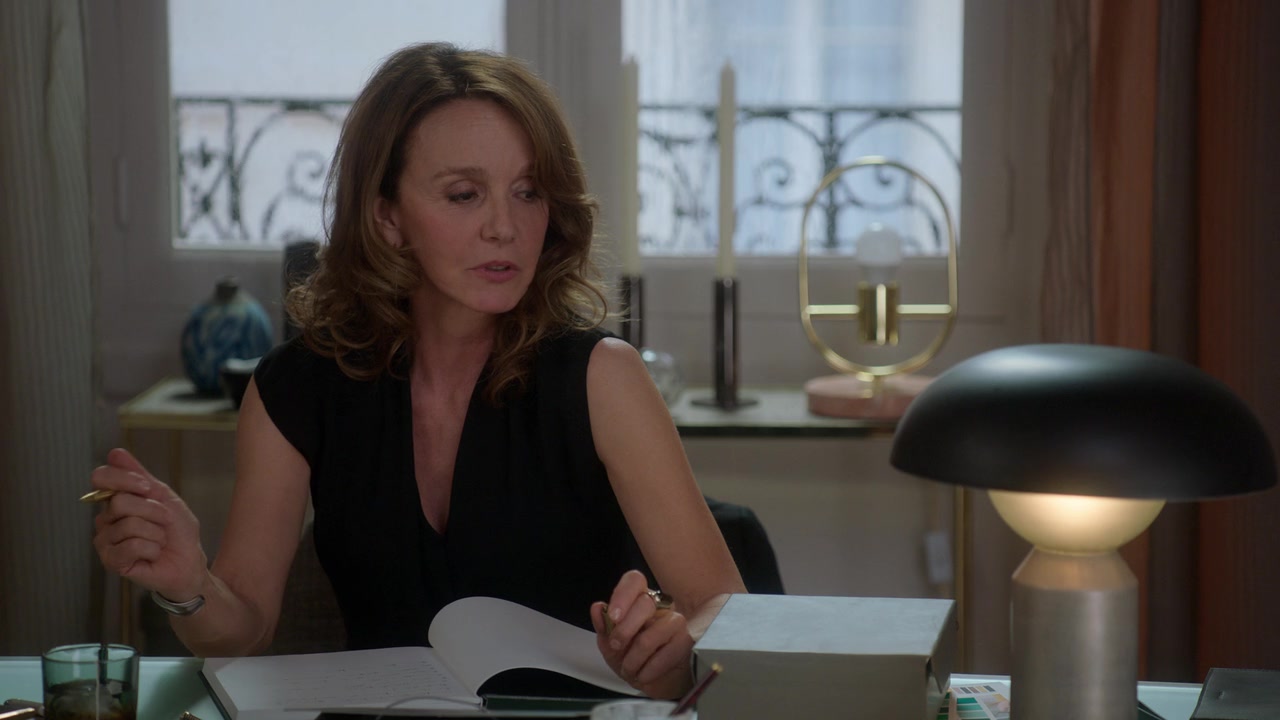 Emily_in_Paris_S01E02_Masculin_Feminin_720p_NF_WEB-DL_DDP5_1_x264-BTN_0939.jpg
