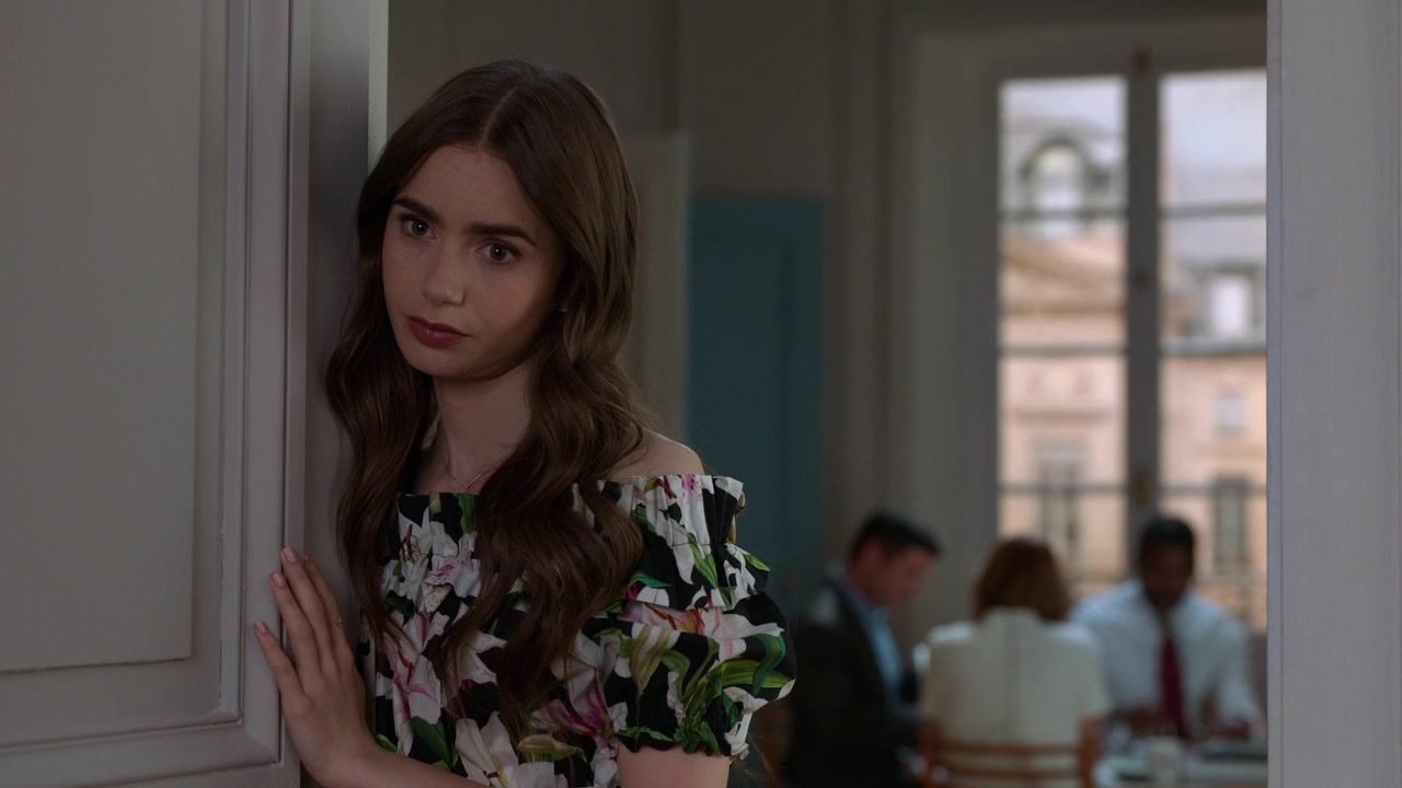 Emily_in_Paris_S01E02_Masculin_Feminin_720p_NF_WEB-DL_DDP5_1_x264-BTN_0942.jpg