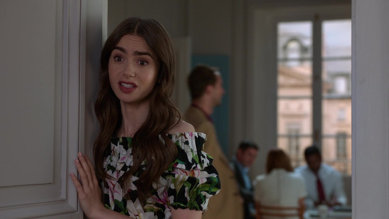 Emily_in_Paris_S01E02_Masculin_Feminin_720p_NF_WEB-DL_DDP5_1_x264-BTN_0943.jpg