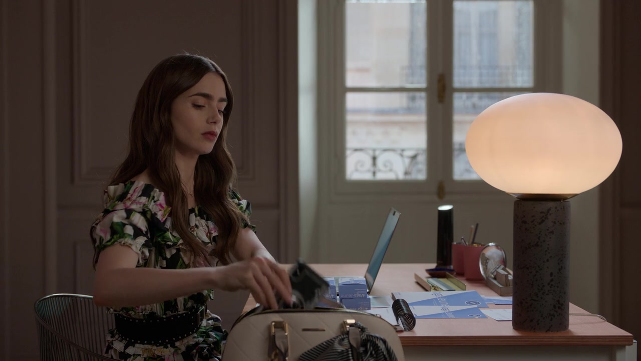 Emily_in_Paris_S01E02_Masculin_Feminin_720p_NF_WEB-DL_DDP5_1_x264-BTN_0946.jpg