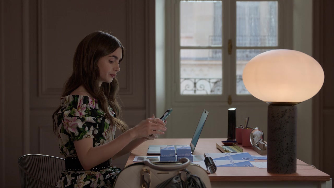 Emily_in_Paris_S01E02_Masculin_Feminin_720p_NF_WEB-DL_DDP5_1_x264-BTN_0948.jpg