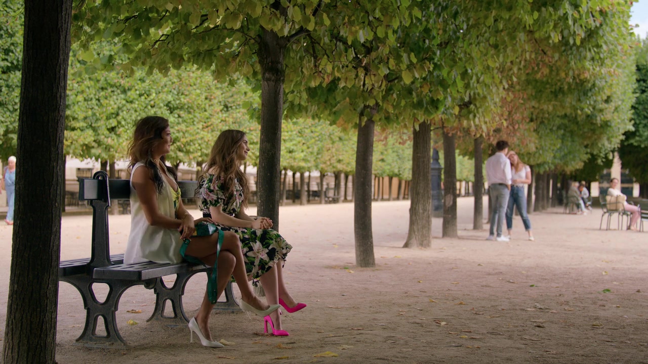 Emily_in_Paris_S01E02_Masculin_Feminin_720p_NF_WEB-DL_DDP5_1_x264-BTN_1011.jpg