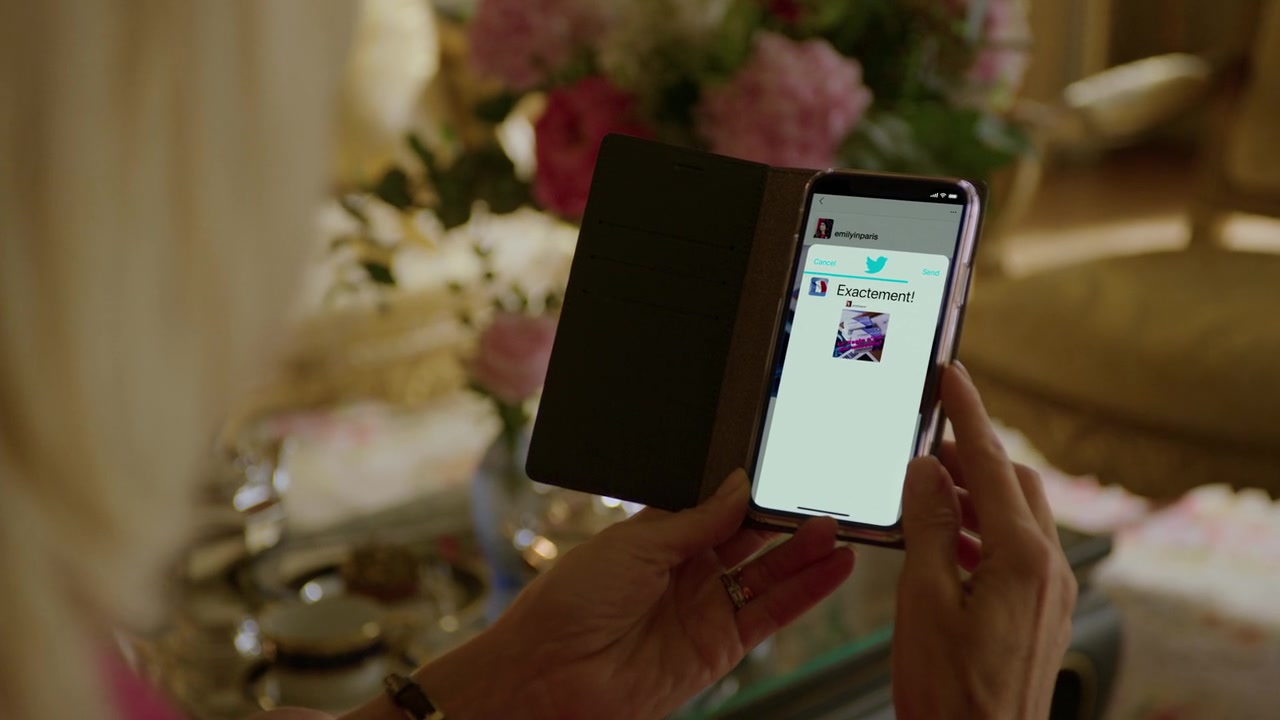 Emily_in_Paris_S01E02_Masculin_Feminin_720p_NF_WEB-DL_DDP5_1_x264-BTN_1030.jpg