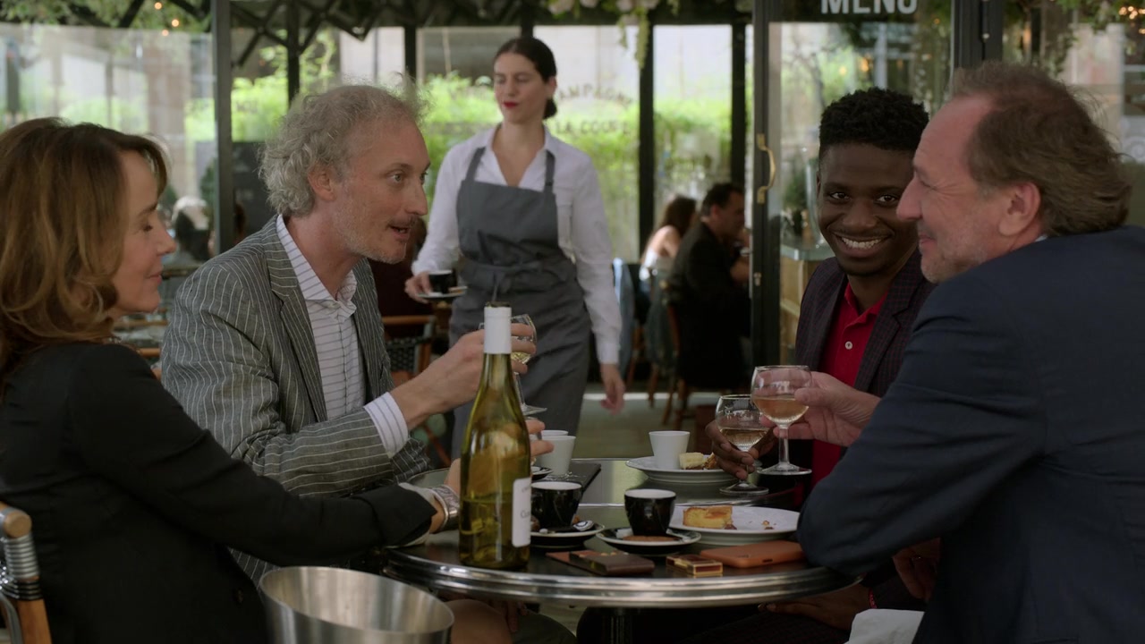 Emily_in_Paris_S01E02_Masculin_Feminin_720p_NF_WEB-DL_DDP5_1_x264-BTN_1035.jpg