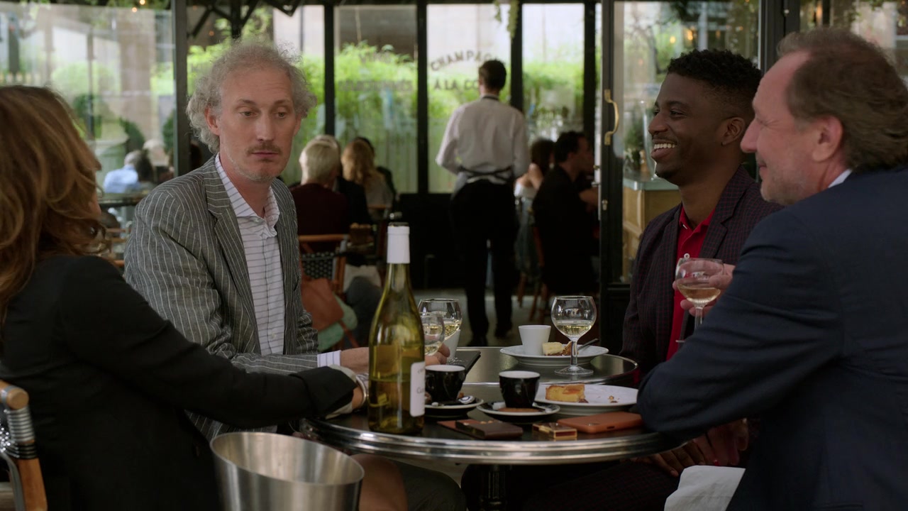 Emily_in_Paris_S01E02_Masculin_Feminin_720p_NF_WEB-DL_DDP5_1_x264-BTN_1046.jpg