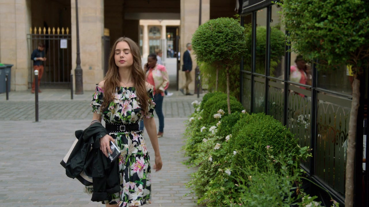 Emily_in_Paris_S01E02_Masculin_Feminin_720p_NF_WEB-DL_DDP5_1_x264-BTN_1072.jpg