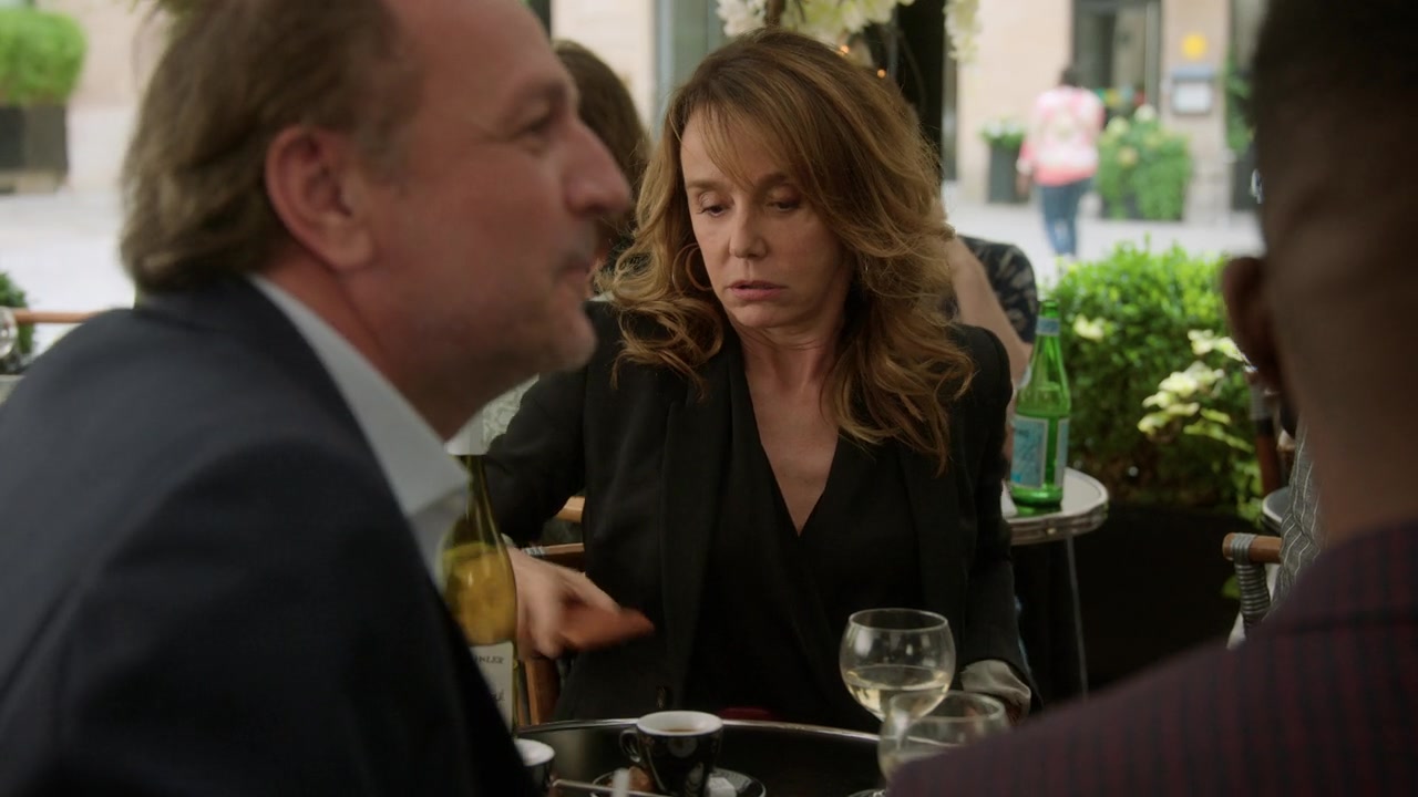 Emily_in_Paris_S01E02_Masculin_Feminin_720p_NF_WEB-DL_DDP5_1_x264-BTN_1086.jpg
