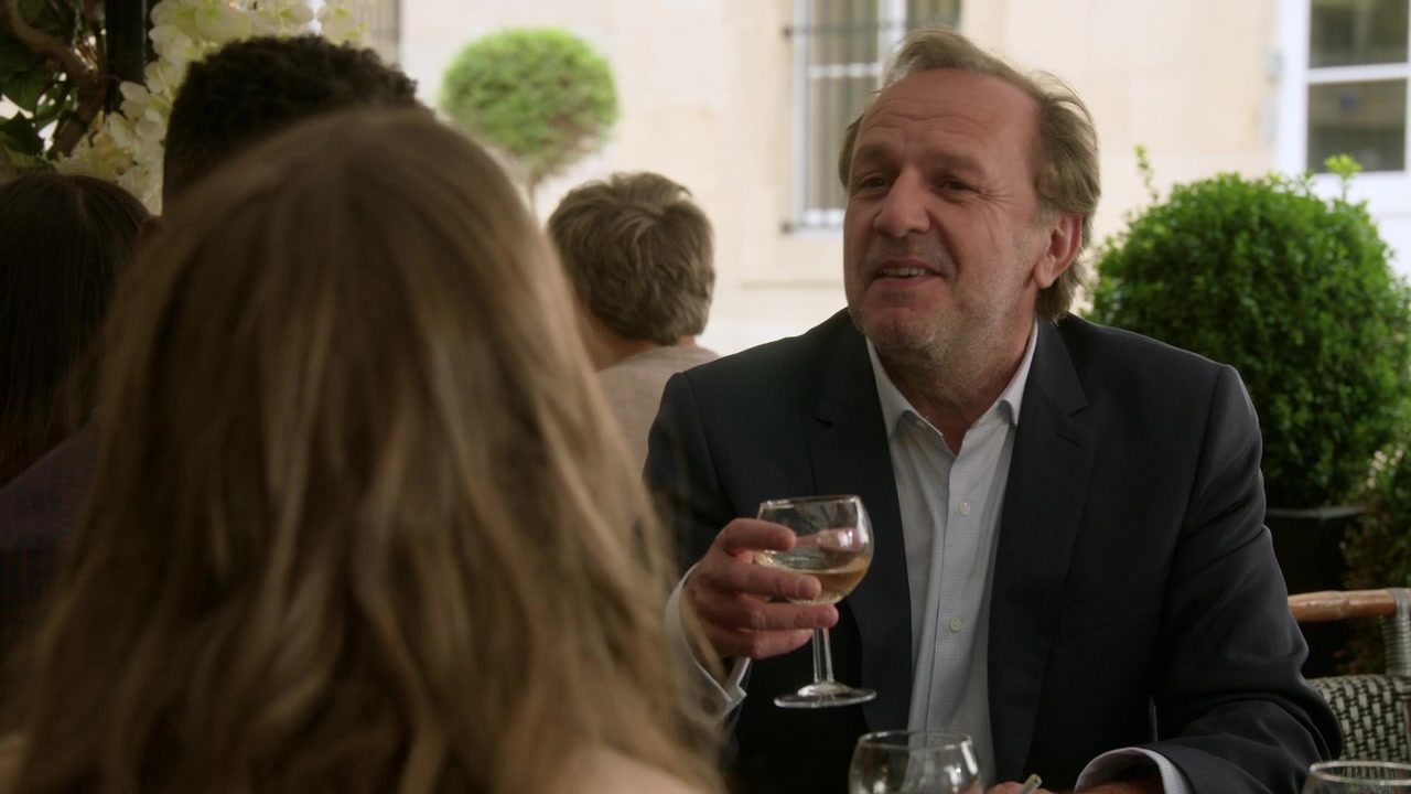 Emily_in_Paris_S01E02_Masculin_Feminin_720p_NF_WEB-DL_DDP5_1_x264-BTN_1095.jpg