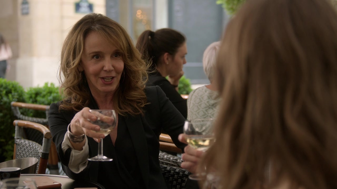 Emily_in_Paris_S01E02_Masculin_Feminin_720p_NF_WEB-DL_DDP5_1_x264-BTN_1106.jpg