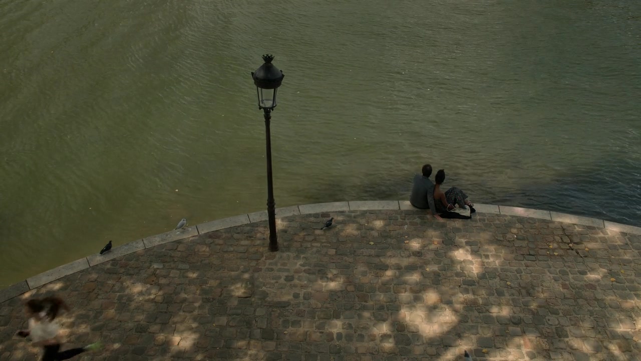 Emily_in_Paris_S01E03_Sexy_or_Sexist_720p_NF_WEB-DL_DDP5_1_x264-BTN_0014.jpg