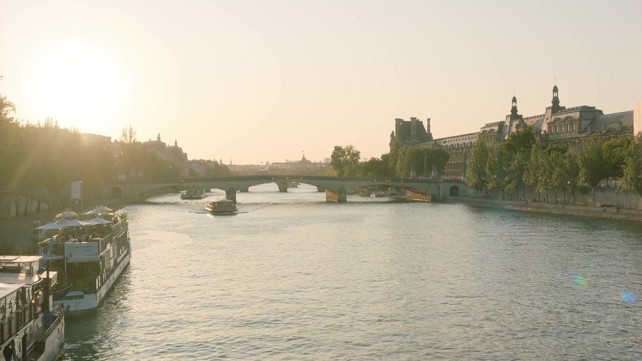 Emily_in_Paris_S01E03_Sexy_or_Sexist_720p_NF_WEB-DL_DDP5_1_x264-BTN_0019.jpg