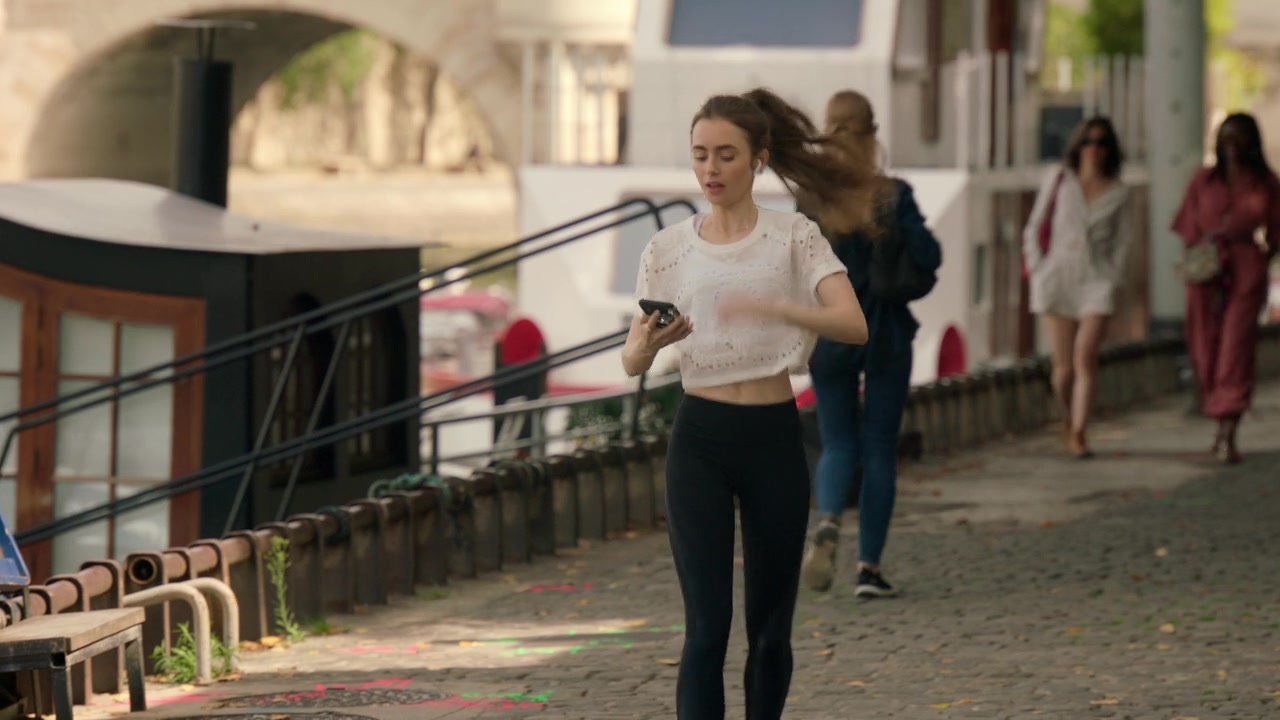 Emily_in_Paris_S01E03_Sexy_or_Sexist_720p_NF_WEB-DL_DDP5_1_x264-BTN_0022.jpg Emily_in_Paris_S01E03_Sexy_or_Sexist_720p_NF_WEB-DL_DDP5_1_x264-BTN_0022.jpg