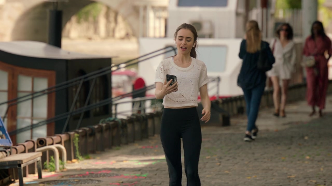 Emily_in_Paris_S01E03_Sexy_or_Sexist_720p_NF_WEB-DL_DDP5_1_x264-BTN_0023.jpg
