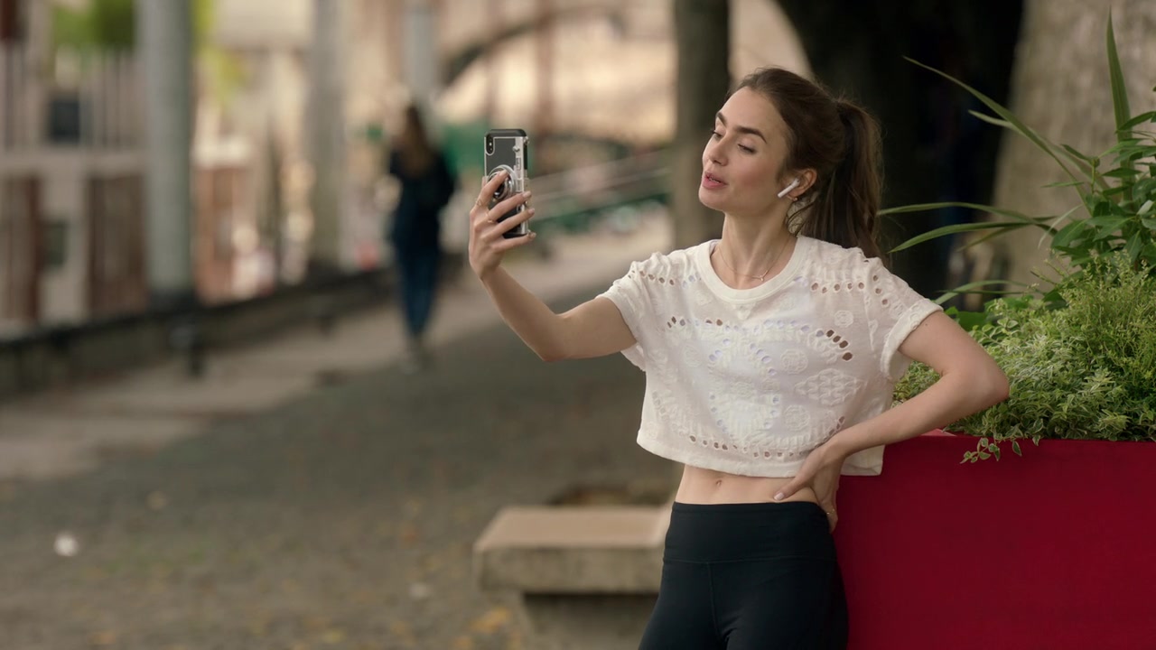 Emily_in_Paris_S01E03_Sexy_or_Sexist_720p_NF_WEB-DL_DDP5_1_x264-BTN_0032.jpg