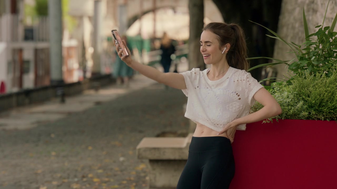 Emily_in_Paris_S01E03_Sexy_or_Sexist_720p_NF_WEB-DL_DDP5_1_x264-BTN_0036.jpg
