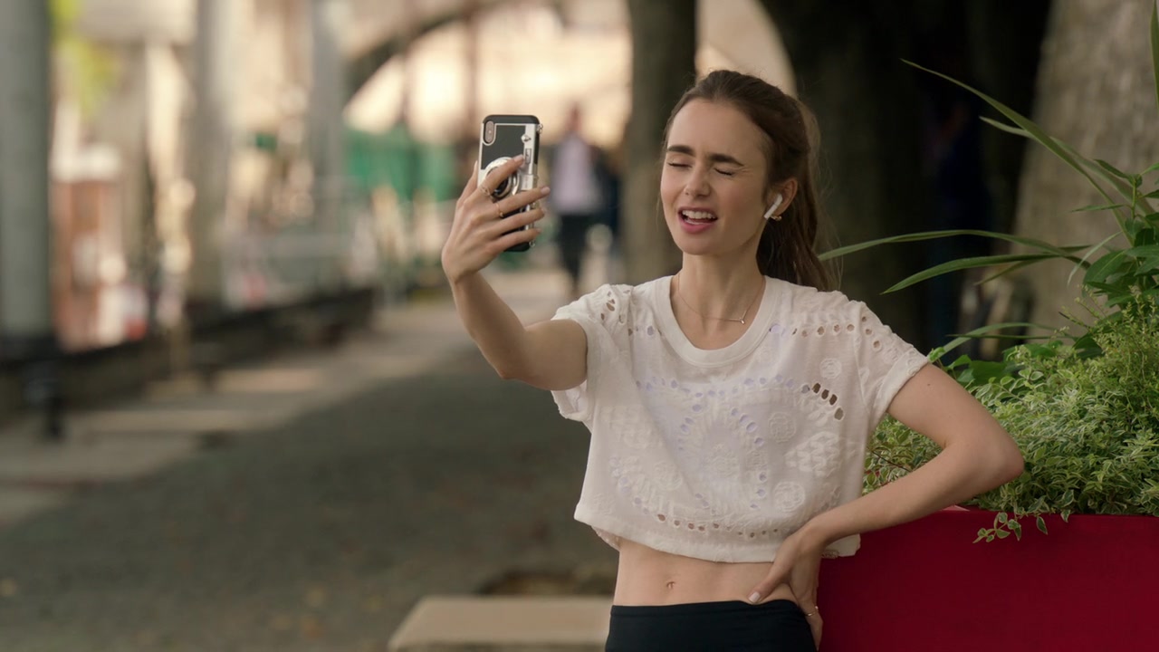 Emily_in_Paris_S01E03_Sexy_or_Sexist_720p_NF_WEB-DL_DDP5_1_x264-BTN_0044.jpg
