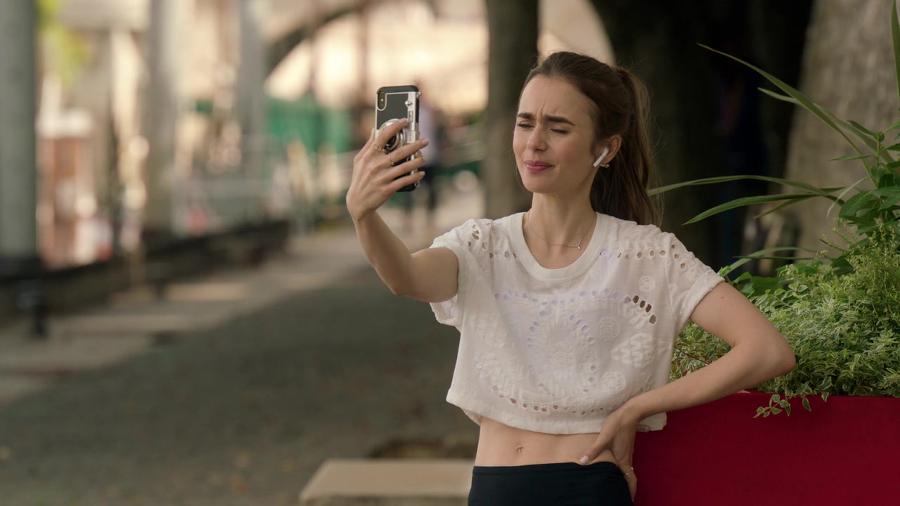 Emily_in_Paris_S01E03_Sexy_or_Sexist_720p_NF_WEB-DL_DDP5_1_x264-BTN_0045.jpg